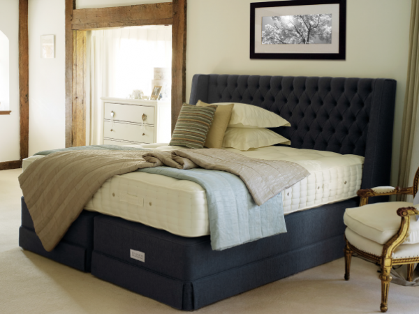 HOHES BETTUNTERGESTELL MIT TASCHENFEDERKERN CANAPÉ MAJESTIC